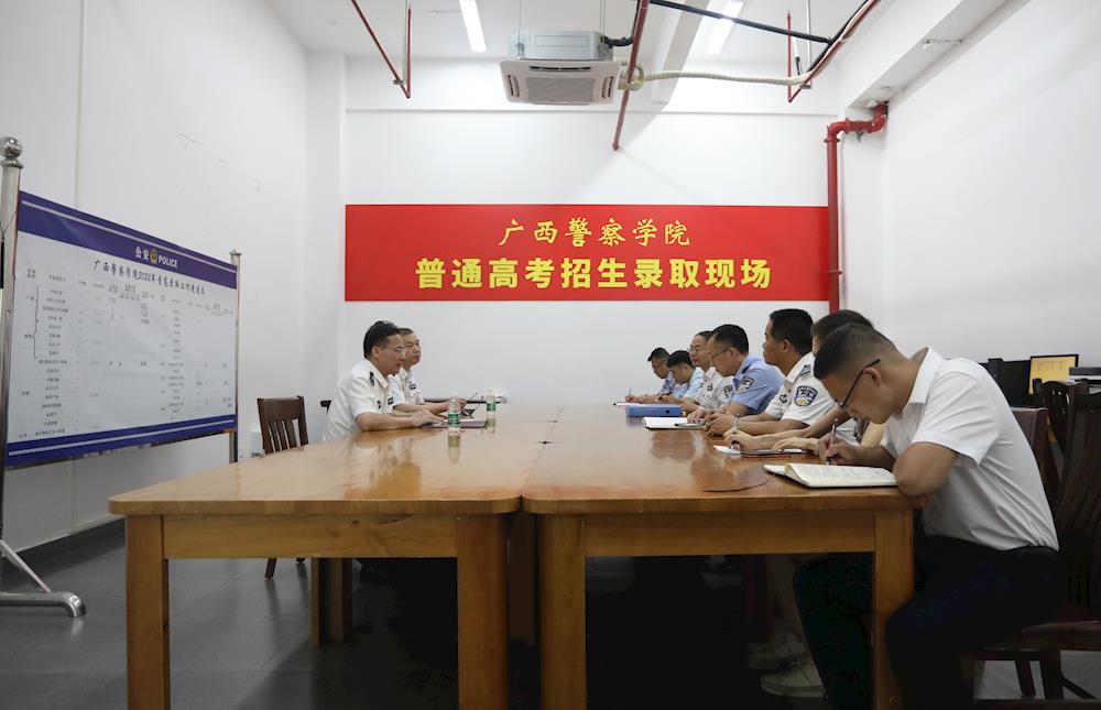 校领导检查指导招生录取工作
