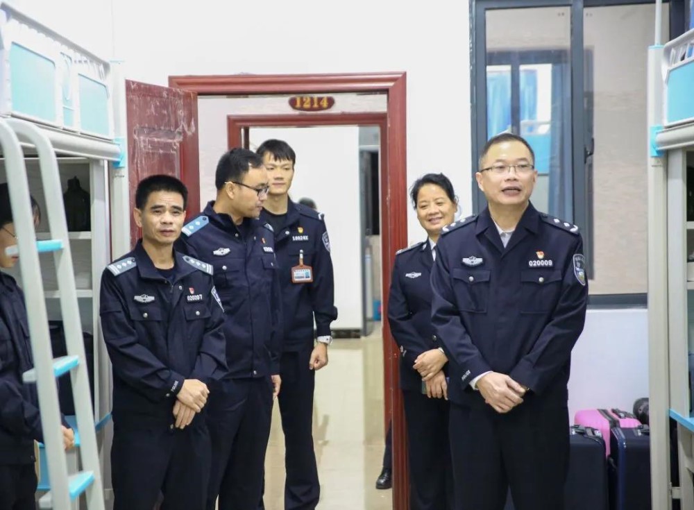 深入宿舍递温情，关怀备至润人心