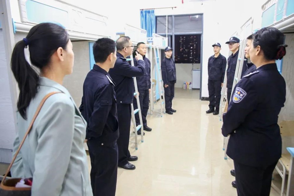 深入宿舍递温情，关怀备至润人心