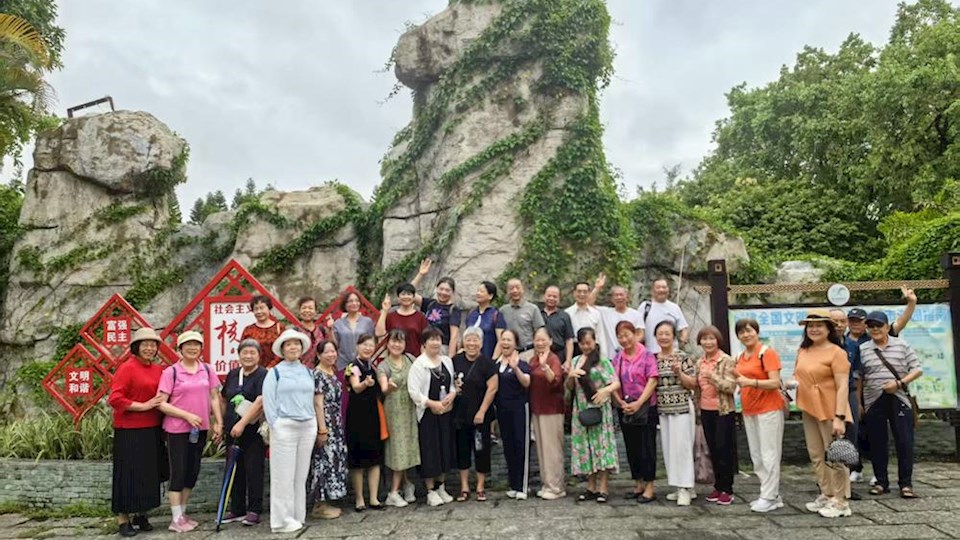 离退休工作处组织退休教职工开展健步走活动