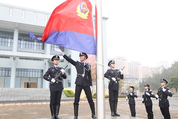 学校举行2022年中国人民警察节警旗升旗仪式