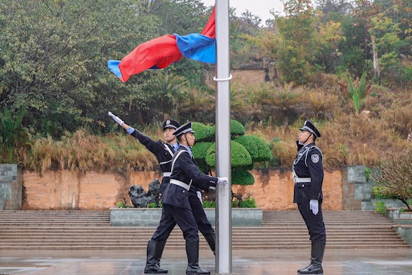 学校举行2024年中国人民警察节升旗仪式