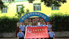 春风轻轻起，我们陪伴你