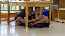 我院分团委实践部应邀参加南宁市龙凤首缘伟才幼儿园的防震演练