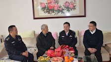 办公室开展2022年春节前离退休教职工慰问活动